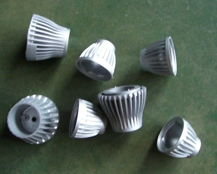 鋁合金散熱器壓鑄加工廠,散熱器